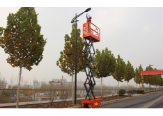 戶外路燈維修作業